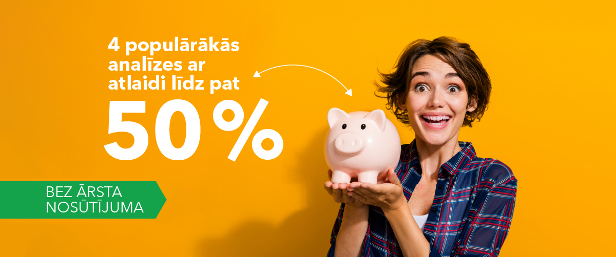 Ar atlaidi līdz pat 50% Četras populārākās analīzes ar atlaidi līdz pat 50% un smaidīga sievieto tur rokās krājkasti cūciņu